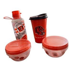 Show off your team pride with this official NFL licensed Cincinnati Bengals set.